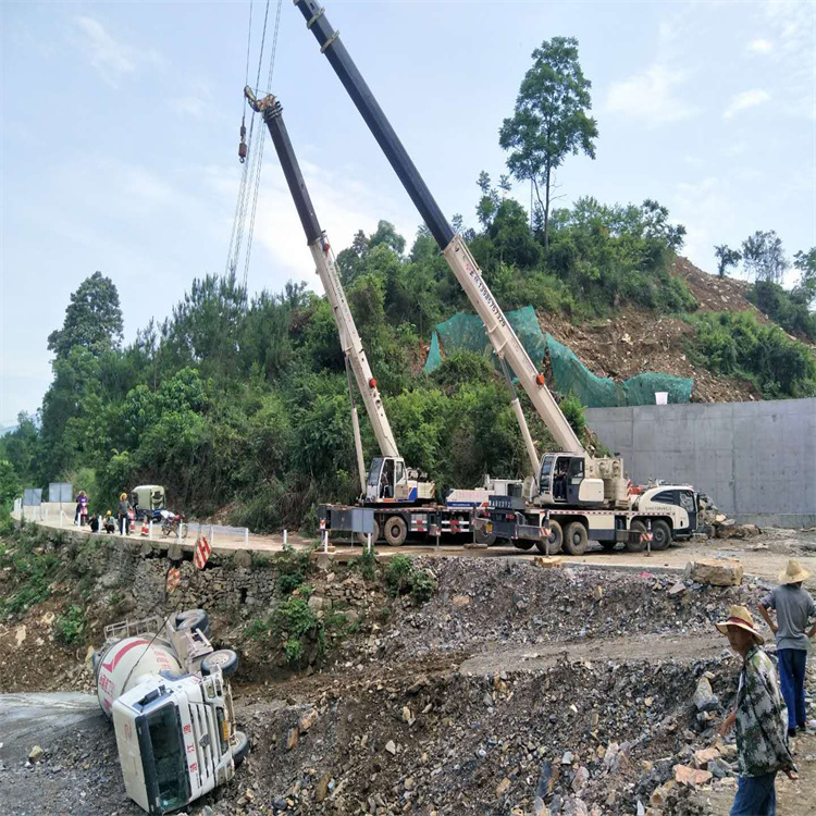 常宁汽车掉沟里叫吊车救援要多少钱
